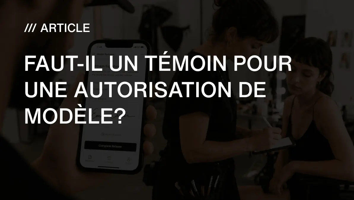 Un photographe tenant un téléphone avec l'application Model Release App ouverte sur le champ témoin, tandis qu'un maquilleur signe comme témoin sur le plateau