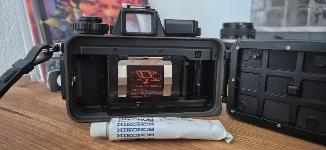 Nikonos V rear view — film door and o-ring seal system